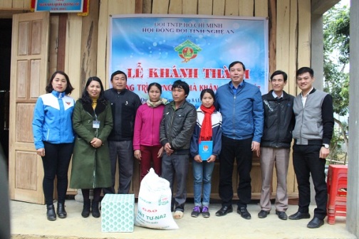 Đồng chí Chu Đức Thái - Phó Bí thư Tỉnh đoàn trao tặng nhà cho em Quang Thị Thương